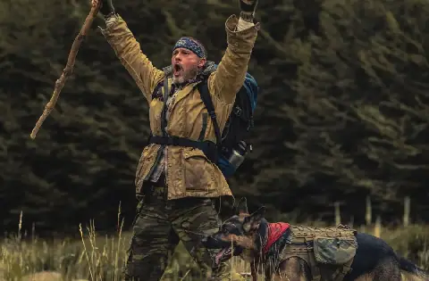 Brad Pitt as James Belmont saam met Uber, die hond wat Odin in 'Heart of the Beast' vertolk.
