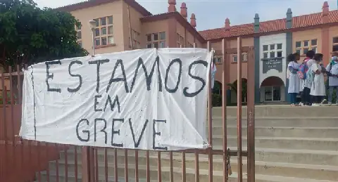 UNITA Urges Urgent Dialogue to End Angolan Teachers' Strike