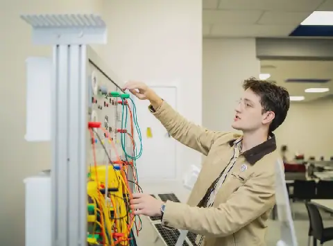 STADIO bied ingenieurstudente die geleentheid om in drie jaar ’n NKR-vlak 7-kwalifikasie te verwerf.