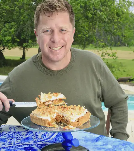 Frans de Villiers het die Huisgenoot-tert gebak nadat hy op die resep afgekom het. Die tert is oorspronklik in 1969 vir Huisgenoot uitgedink.