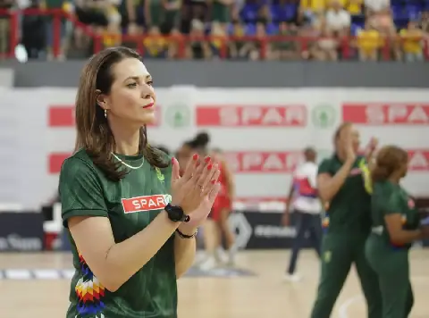 Jenny van Dyk, afrigter van die Proteas, sal tot dusver tevrede wees met haar netbalspan se vertonings in die Afrikabeker-toernooi in Nairobi.