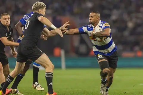 Leolin Zas kan Vrydag in sy 100ste wedstryd vir die Stormers uitdraf wanneer hulle teen Connacht in Galway te staan kom. Hier is hy op die aanval teen die All Blacks tydens die Greatest Rivalry-reeks.