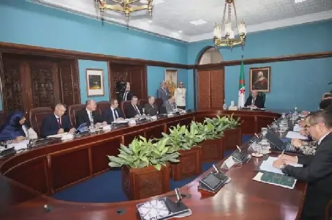 Algerian President Heads Meeting to Finalize Presidential Decree on Single Window