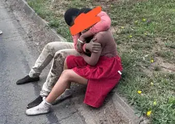 Vrou hardloop kaal straataf toe sy van aanvallers ontsnap