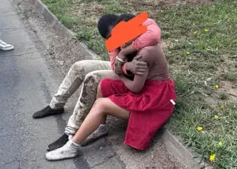 Vrou hardloop kaal straataf toe sy van aanvallers ontsnap