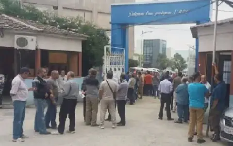 Algerian Workers Threaten Indefinite Strike Over Salary Grievances