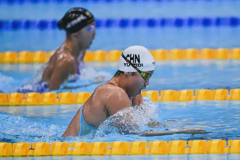 13-jarige swemsensasie maak skoonskip in Tokio