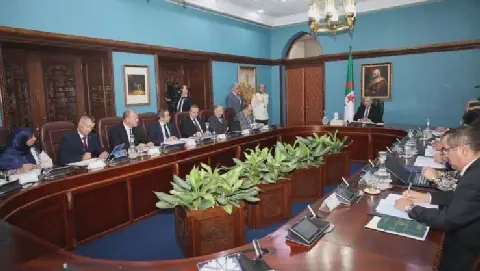Algerian President Tebboune Oversees Meeting on Presidential Decree for Single Window