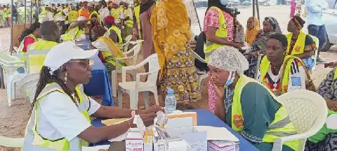 Populations et personnels de santé mobilisés à l’occasion d’une campagne de sensibilisation et de dépistage gratuit menée par le Programme national de lutte contre les maladies métaboliques et de prévention des maladies non transmissibles (PNLMM/PMNT), en collaboration avec l’Association des producteurs de ciments de Côte d’Ivoire (APCCI), le 22/09/2026