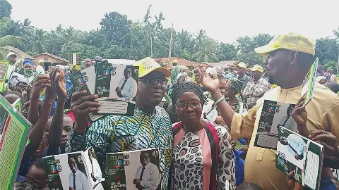Dr. Emmanuel Taiwo Distributes Learning Materials to Ipokia Students