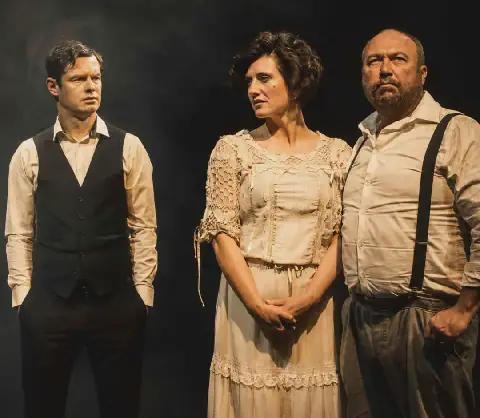 Kaz McFadden, Lizelle Pike en Sallas de Jager in 'As die tuig skawe'.