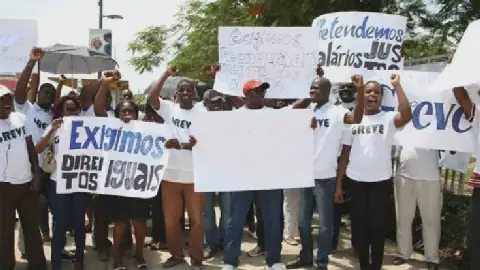 Angolan Government and SINPROF Resume Negotiations Amidst Ongoing Strike