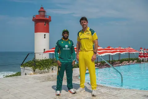 Temba Bavuma, kaptein van die Proteas, en Mitchell Marsh, waarnemende kaptein van Australië, poseer vir ’n foto by Umhlanga Rocks voordat hul eendagreeks Donderdag in Durban begin.