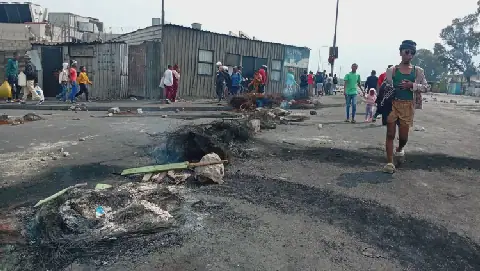 Cape Town roads blocked in electricity protest