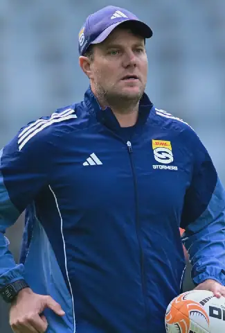 Dawie Snyman, agterlynafrigter van die Stormers, hou ’n oog oor ’n oefensessie.
