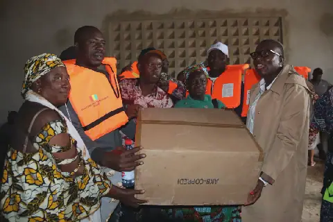 Guinea Municipality Provides Life Jackets to Fishermen