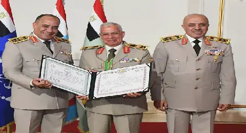 وزير الدفاع والإنتاج الحربى يكرم عدداً من القادة الذين أوفوا العطاء بالقوات المسلحة