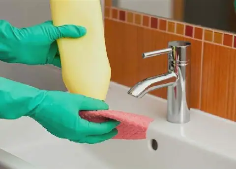 4 Kitchen Ingredients to Remove Water Stains from Your Bathroom