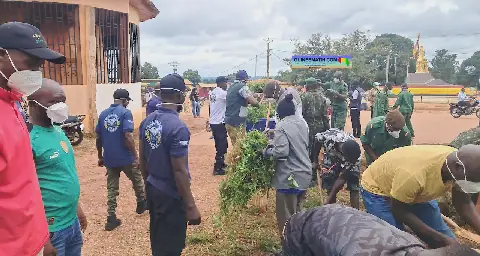 Authorities and citizens join forces to clean Kérouané ahead of Guinea's independence celebrations