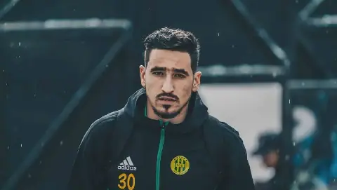 Algerian Footballer Oussama Benbout Emphasizes Safety Amidst COVID-19 Pandemic