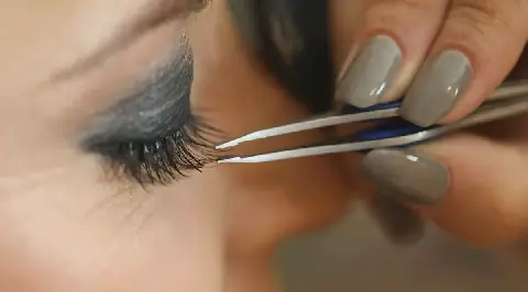 Women who regularly use eyelash extensions may get skin mites — Experts