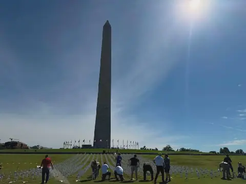 Die wit kruise wat Vrydagmiddag op die National Mall-grasperk geplant is.