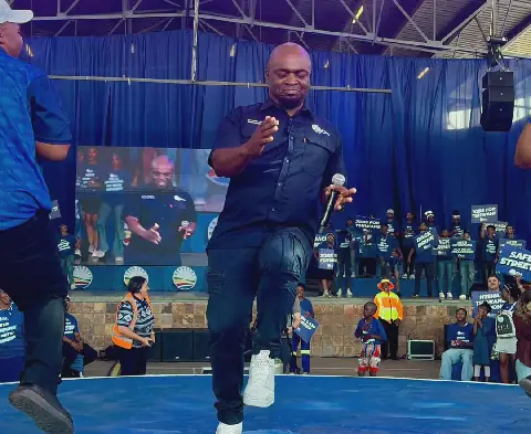 Solly Msimanga, federale voorsitter van die DA en DA-leier in Gauteng, dans Saterdag in Saulsville, Tshwane.