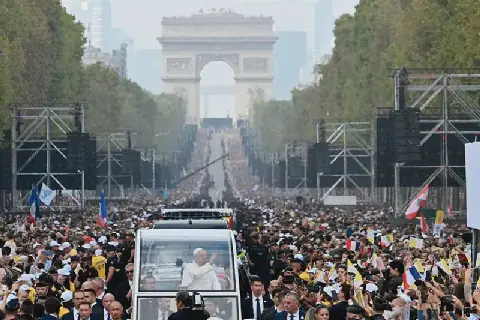Pope Celebrates Historic Mass in Paris