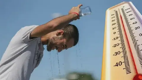 Egypt Braces for Hot Weather and High Waves on Sunday