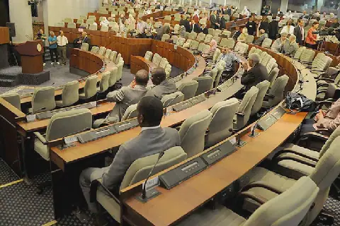 Algerian lawmakers rush to settle incompatibility cases before deadline