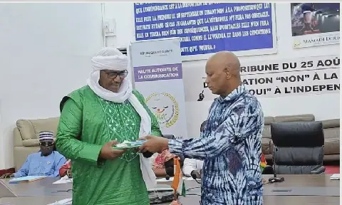 Le président de l'ONC du Niger renforce la coopération avec la HAC et les médias guinéens