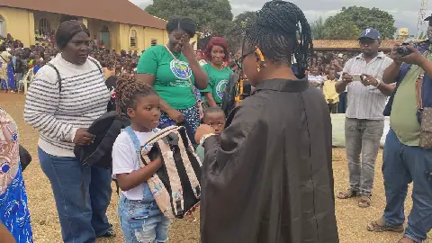 Ndendé/Bienfaisance : les élus de la Dola offrent 2 500 kits scolaires aux élèves