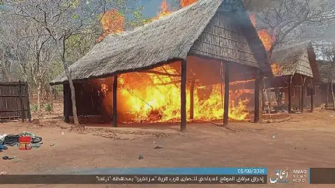 Een van die min foto’s van die aanval op die jagkamp in Mosambiek op 3 September wat toon hoe die kamp afgebrand is. Die AMAQ-nuusagentskap van Isis in Mosambiek het die foto uitgereik. Foto: AMAQ
