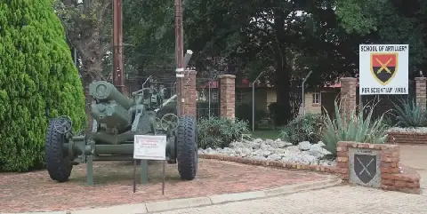 Die ingang van die leër se artillerieskool in Potchefstroom. Foto: SANW