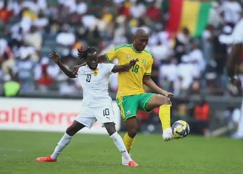 Bafana Bafana se Samukele Kabini in 'n tweestryd met Guinee se Aliou Balde in Saterdag se stryd in Soweto.
