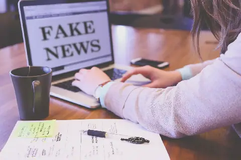 يتصفح مواقع إخبارية على جهاز الحاسب