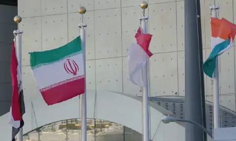 Iran en ander lande se vlae voor die Verenigde Nasies se hoofkwartier in New York.