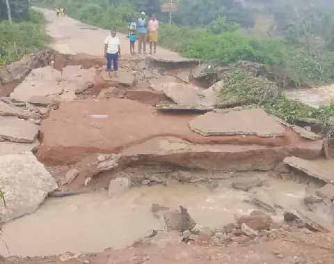 Panic as flood takes over streets, Osun River overflows after downpour in Osogbo