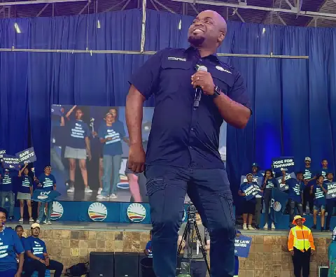 Solly Msimanga wys Saterdag in Saulsville, Tshwane, sy danspassies aan honderde DA-ondersteuners.