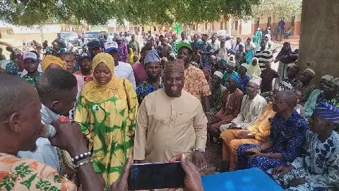 Several PDP members defect to APC in Kwara
