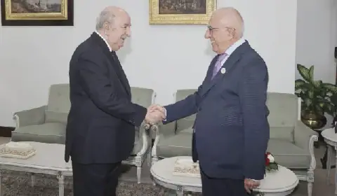 LE PRÉSIDENT DU PARLEMENT GREC AU SORTIR DU PALAIS D’EL MOURADIA