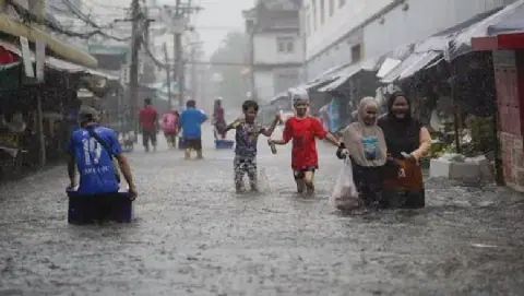 Thai Authorities Tackle Bangkok Airport Luggage Crisis Amid Floods