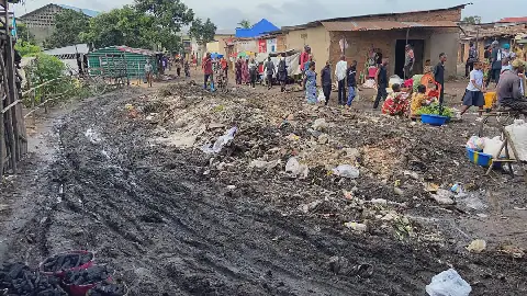 Les déchets menacent les routes et les caniveaux à Kananga : des initiatives de recyclage se développent