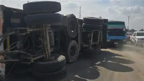 Traffic Returns to Normal on Egypt's Agricultural Road After Trawl Truck Overturns
