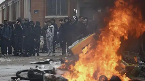 French High School Students Clash with Police Amid Protests Over Grievances