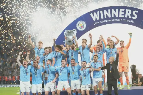 Manchester City se spelers vier die span se Premierliga-sukses in die 2022-’23-seisoen.