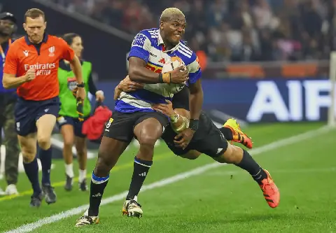 Die flambojante losvoorspeler Hacjivah Dayimani gee gas in die Stormers se wedstryd teen die All Blacks in die DHL-stadion in Kaapstad.