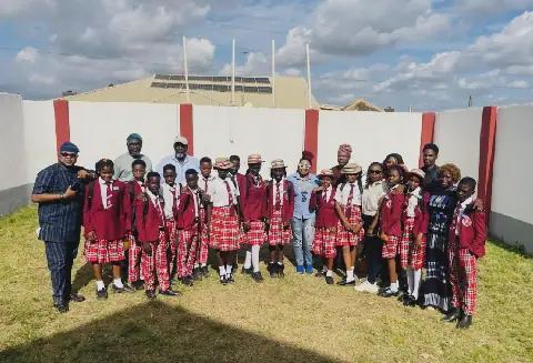 Rotary Club, University Press Donate Textbooks to Ibadan School