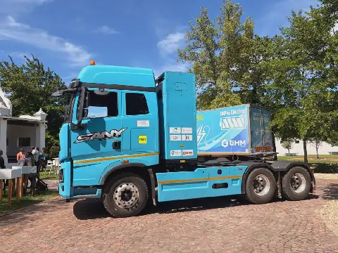 Een van die elektriese vragmotors wat die reis van Johannesburg na Kaapstad aanpak. Die volgende been van die reis is om kuslangs tot in Durban te ry, en dan weer van Durban terug na Johannesburg.
