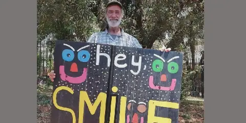 ‘Hey Smile’-Steve uiteindelik ter ruste gelê